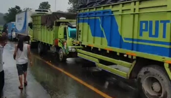 Jalintim Palembang–Jambi Macet Parah, Polisi Turun Tangan Atur Lalu Lintas di Bayung Lencir
