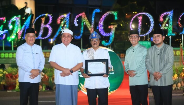 Fir Azwar Terima Penghargaan dari Wali Kota Palembang