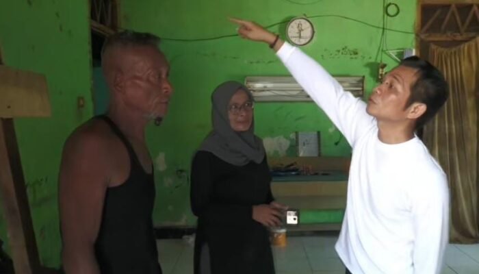 Dedikasi di Balik Rumah Rapuh: Kisah Ibu Tari dan Respons Cepat Pemkab Purwakarta