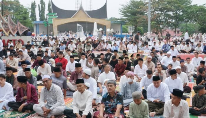 Ribuan Umat Muslim Laksanakan Shalat Idulfitri di Lapangan Cindua Mato