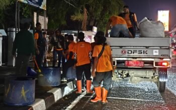 Dedikasi Tanpa Batas: Pasukan Oranye Pastikan Purwakarta Bersih di Hari Kemenangan