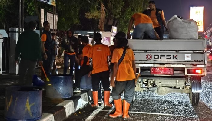 Dedikasi Tanpa Batas: Pasukan Oranye Pastikan Purwakarta Bersih di Hari Kemenangan