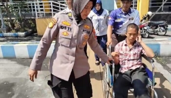 Arus Balik Lebaran, Polwan Polresta Sidoarjo Bantu Disabilitas di Terminal Purabaya