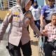 Arus Balik Lebaran, Polwan Polresta Sidoarjo Bantu Disabilitas di Terminal Purabaya