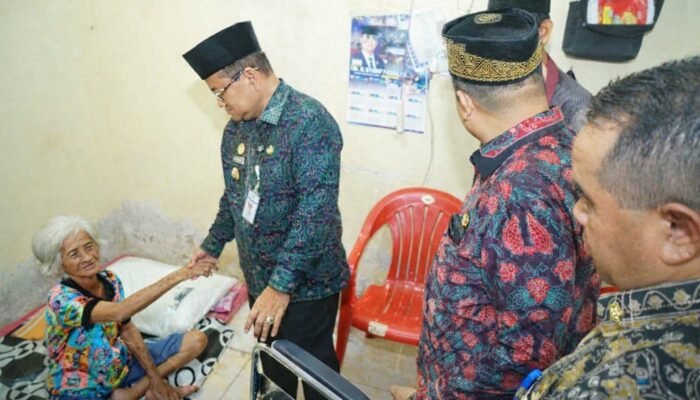 Wali Kota Jambi Bantu Nenek 81 Tahun, Kursi Roda hingga Biaya Pengobatan Ditanggung