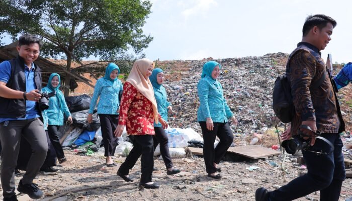 Cahaya Ramadhan Menyinari TPA Sukawinatan, PKK & DWP Palembang Tebar Berkah untuk Warga Pinggir Kota