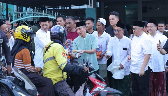 Wali Kota Ratu Dewa Bagikan Takjil Bersama Lazisnu PWNU Sumsel, Warga Antusias