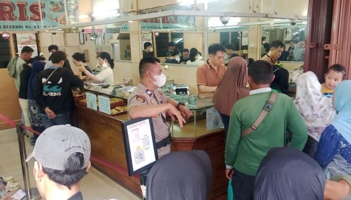 Harga Emas Turun, Warga Palembang Antre Mengular Beli Emas