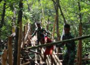 Dandim 1803/Fakfak Kerahkan Anggota Bantu Warga Percepat Pembangunan Jembatan di Distrik Fakfak Tengah