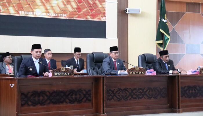 Bupati Kapuas Hulu Fransiskus Diaan Sampaikan LKPJ 2025