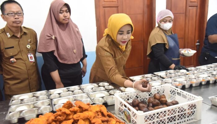 Wabup Sidoarjo Mimik Idayana Sidak SPPG Kepuhkemiri, Pastikan Program MBG Berjalan Optimal