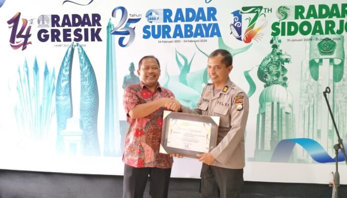 Kapolresta Sidoarjo Kombes Pol. Christian Tobing Raih Penghargaan dari Radar Sidoarjo 