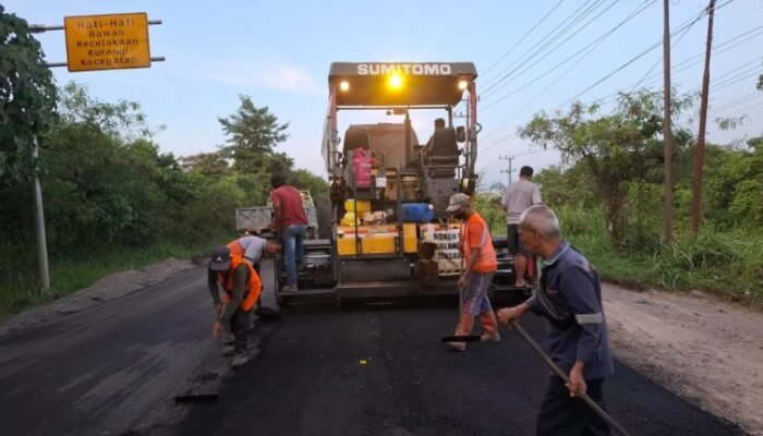 Dalam Dua Bulan, 700 Ton Aspal dan 200 Kubik Batu Agregat Disiapkan untuk Jaga Fungsionalitas Jalan Menuju Gerbang Penyeberangan