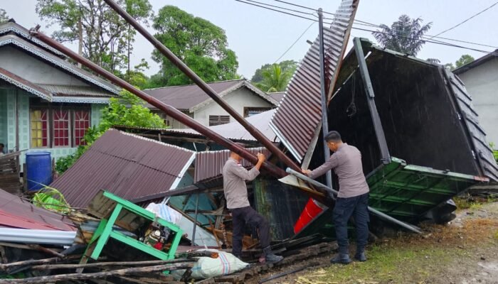 Truk Oleng di Jalan Lintas Mentebah, Warung Hancur, Penyelesaian Tempuh Jalan Damai