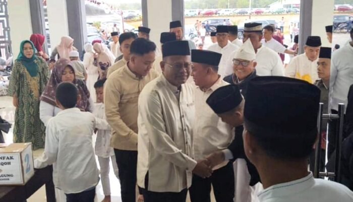 Cak Arlan dan Keluarga Sholat Eid di Masjid IC Prabumulih