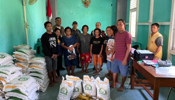 Bulog Putussibau Salurkan Bantuan Pangan Perdana, Sasar 104 Warga Kedamin Darat