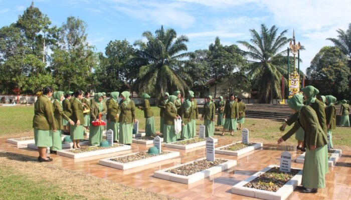 HUT Persit KCK ke-80: Ziarah Rombongan Mengheningkan Cipta di Taman Makam Pahlawan Manalo Marajuang
