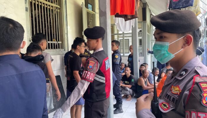 Jelang Hari Bhakti Pemasyarakatan, Lapas Sidoarjo Bersama Kepolisian Intensifkan Razia Hunian Warga Binaan