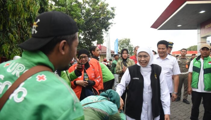 Pemprov Jatim Bagikan BBM Gratis dan Sembako untuk Ojol Sidoarjo, Sekaligus Tinjau Pasar Murah