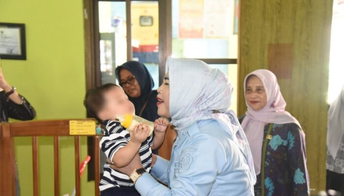 Penuh Haru, Wabup Mimik Idayana Bermain dan Melepas Rindu di PPSAB Sidoarjo