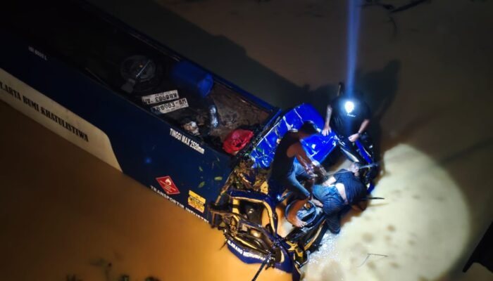 Truk Tangki Terjun Bebas dari Jembatan Sungai Seberu, Sopir Tewas di Lokasi – Hujan Lebat dan Tikungan Maut Jadi Pemicu