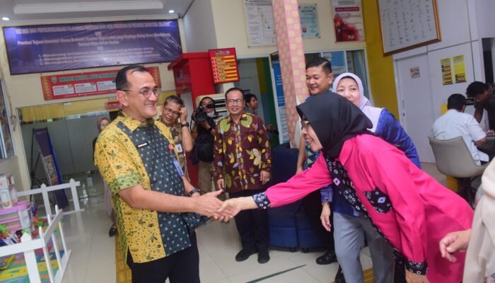 Hari Pertama WFH, Sekda Sumsel Edward Candra Tinjau Langsung Layanan Publik PMPTSP