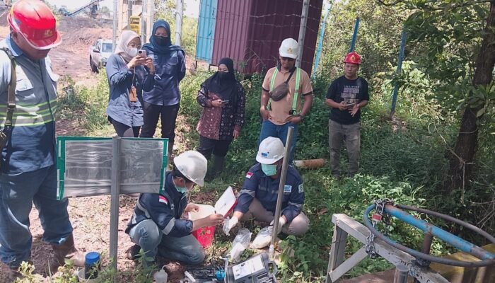 Air Sungai Jernih di Dekat Stock File Batubara PT Servo Lintas Raya Km. 36 PALI Diambil Sampel