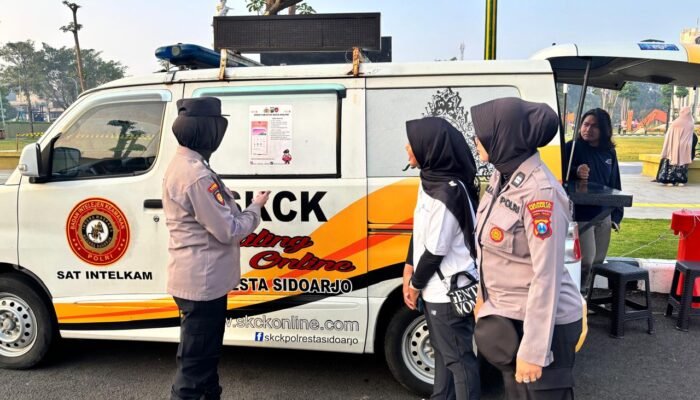 Polwan Polresta Sidoarjo Humanis Amankan Car Free Day, Hadirkan Layanan SKCK Online dan SIM Keliling