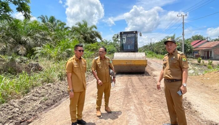 Instruksi Bupati Muba Dijawab Aksi Nyata, Warga – Perusahaan Gotong Royong Bangun Jalan Desa