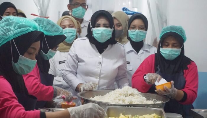 Wabup Mimik Idayana Tinjau Dapur SPPG di Tarik, Pastikan SOP dan Kebersihan Terpenuhi