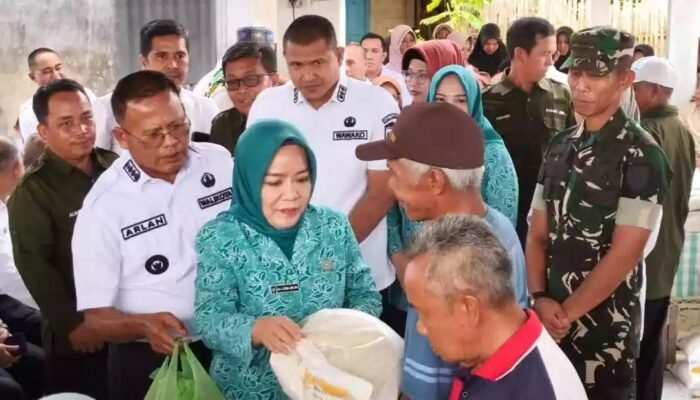 Wako H Arlan dan Ketua TP PKK Prabumulih Serahkan Bantuan Pangan