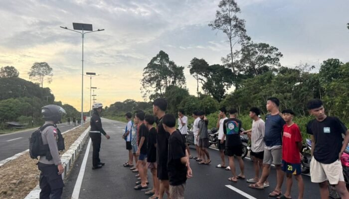 Detik-detik Satlantas Bubarkan Balap Liar Putussibau: 13 Remaja Tertunduk Dibina, AKP Cahya Purnawan: “Jalan Raya Bukan Sirkuit “