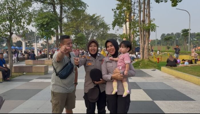 Aksi Humanis Polwan Polresta Sidoarjo Amankan Car Free Day 