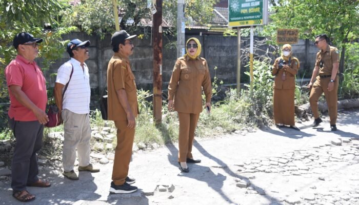 Wabup Mimik Segera Perbaiki Jalan Rusak di Desa Bohar agar Tidak Jatuh Korban