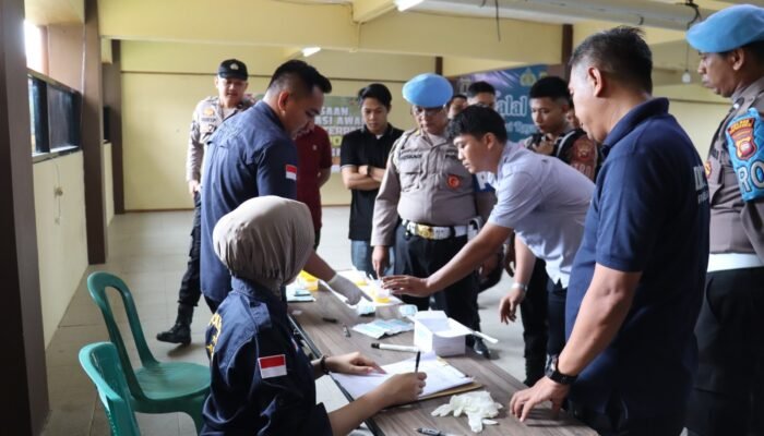 Propam Polda Kalbar Sidak Mendadak Polres Kapuas Hulu: Bongkar HP Personel, Tes Urine 12 Anggota