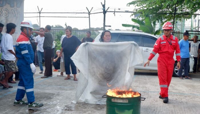 Cegah Risiko Sejak Dini, Pertamina Patra Niaga Regional Sumbagsel Latih Warga Tanggulangi Kebakaran