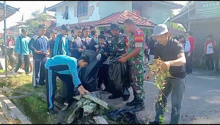 Jum’at Asri: TNI, Polri, Camat, Dokter Hingga Pelajar Turun Bersihkan Kedamin Hilir