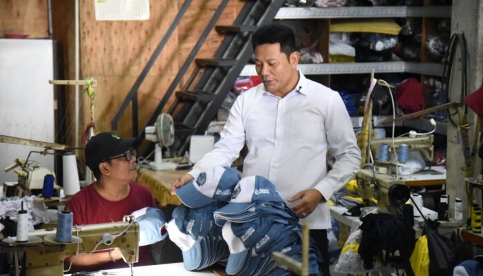 Bupati Subandi Perkuat UMKM Perajin Topi, Dorong Sekolah di Sidoarjo Prioritaskan Produk Lokal