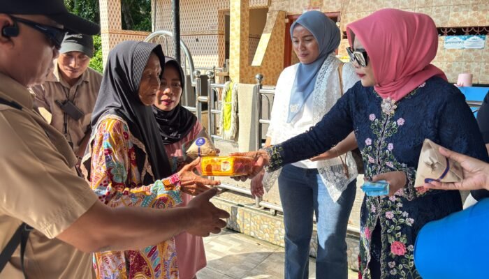 Wabup Mimik Idayana Peringati Hari Kartini dengan Gelar Jumat Berkah di Kepetingan Dusun Terpencil yang di Huni Sekitar 110 Jiwa