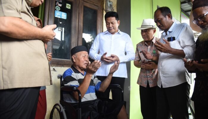 Bupati Subandi Sidak RTLH dan Salurkan Bantuan Kursi Roda untuk Warga Gedangan