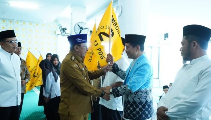 212 Jemaah Calon Haji Tanah Datar Dilepas Bupati Eka Putra