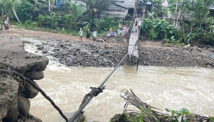 Viral! Siswa SD 157 Bukit Berantai Berenang ke Sekolah, Jembatan Putus di Sarolangun Belum Diperbaiki