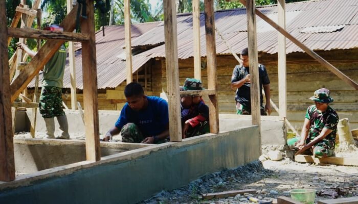 Sukseskan TMMD Renovasi RTLH, Serda Ariffudin Dari Anggota TNI Jadi Kepala Tukang