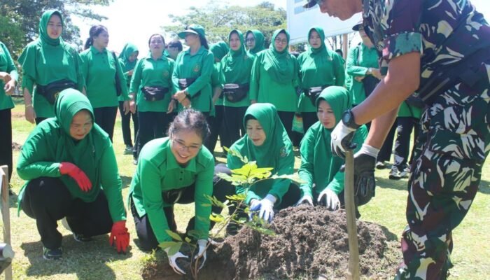 Dari Tangan Lembut Istri Prajurit: Harapan Hijau Tumbuh di HUT ke-80 Persit KCK Putussibau
