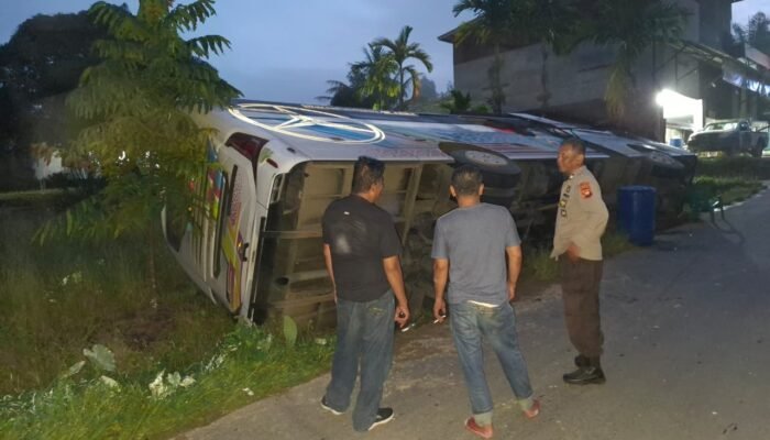 Berem Tanah Jadi Biang Kerok: Bus Pontianak – Putussibau Robot Betania Terguling di Pala Kota 