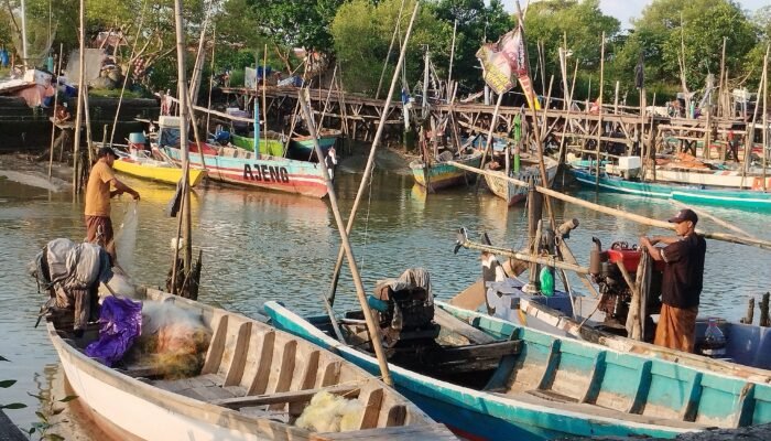 Kisah Nelayan Tambak Cemandi, Menjemput Rezeki di Tengah Laut