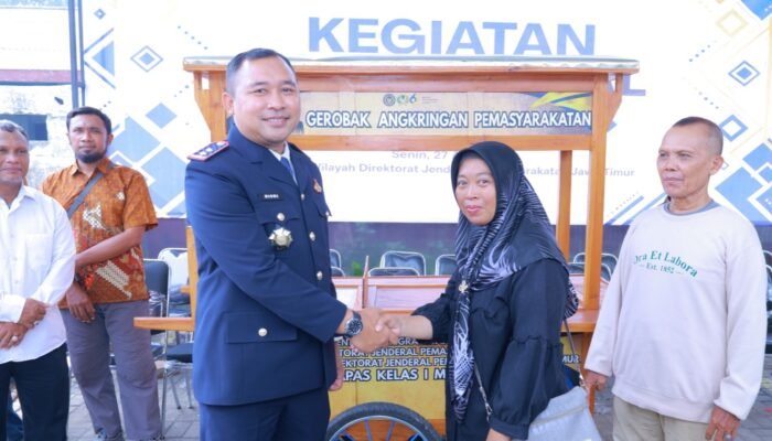 Kalapas Sidoarjo Serahkan Bantuan Gerobak Usaha, Wujud Dukungan Nyata untuk Kemandirian Warga Binaan.
