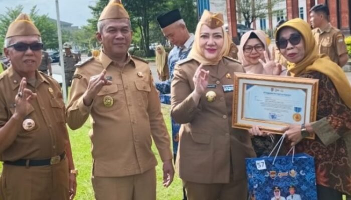 Sebanyak 57 ASN Pemkab Mura Resmi Pensiun, Terima Penghargaan dari Bupati