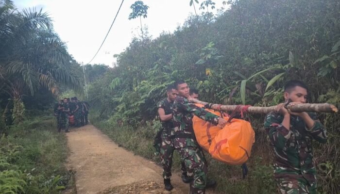 6,5 Jam Pikul Jenazah Tembus Hutan Puntak: TNI–SAR Evakuasi Dramatis 8 Korban Helikopter PK-CFX di Sekadau