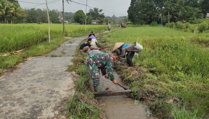 Air Kembali Mengalir, Harapan Petani Bersemi: Babinsa Hulu Gurung Bongkar Sumbatan Parit di Desa Mubung